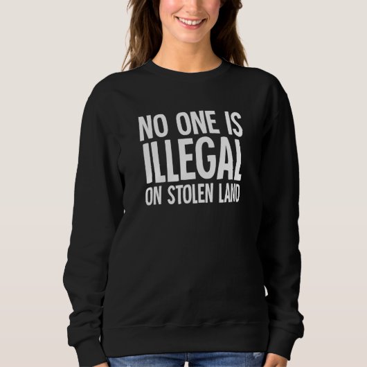 先住民アメリカ先住民No One Is Illegal On St スウェットシャツ (正面)