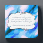 先住民アメリ感動的カ諺ことわざ フォトプラーク<br><div class="desc">自分が誰であるかを思い出すには、社会忘れが自分に対して試みた教えことが必要だ。賢い感動的先住民アメリカの諺。青いマーリングされた抽象芸術の背景に設定し、外側のスペースを見る。</div>