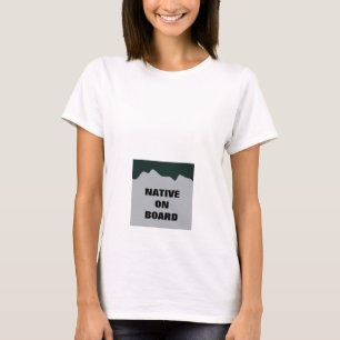 「先住民オンボード」マタニティシャツ – ライセンスプレート Tシャツ