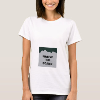 「先住民オンボード」マタニティシャツ – ライセンスプレート Tシャツ