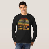 先住民先住民アメリカインディアンHello Immigrant Tシャツ (正面フル)