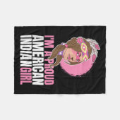 先住民誇りを持ったアメリカン・インドの少女のチーフギフト フリースブランケット (正面(横))