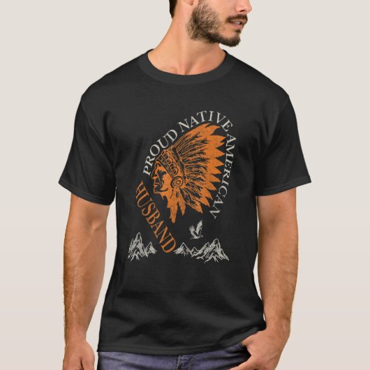 先住民誇りを持ったアメリカ人と夫の家族 Tシャツ (正面)