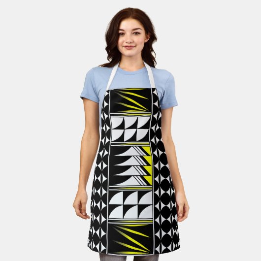 先住民賛美羽（黄） エプロン (着用した状態)