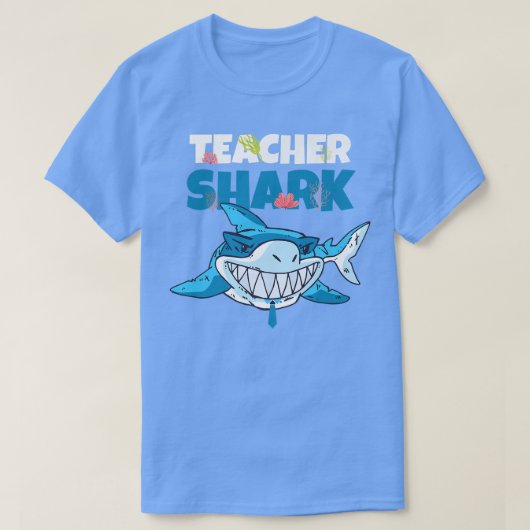 先生おもしろいシャークブルー笑顔の鋭い歯の魚 Tシャツ (デザイン正面)