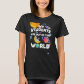 先生おもしろいTee私の学生はこの世界から出ている Tシャツ (正面)