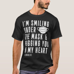 先生がハートに抱き込むマスクの下で微笑む Tシャツ