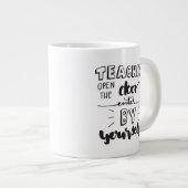 先生が自分で入るドアを開ける ジャンボコーヒーマグカップ (正面右)