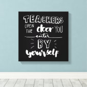 先生が自分で入力するドアを開ける キャンバスプリント (インサイチュ (ウッドフロア))