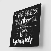 先生が自分で入力するドアを開ける スクエア壁時計 (傾斜)