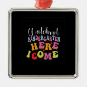 先生ここで幼稚園を見て来 メタルオーナメント (正面)