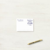 先生にクラスの青および白があります ポストイット (デスク上)