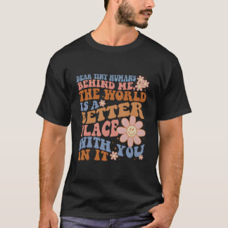 先生に励まされた小さなハスキーが背後からスクールバックを背負っている Tシャツ
