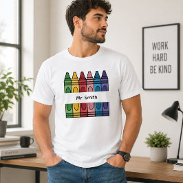 先生のカラフルなクレヨン+名前入り教室 Tシャツ