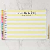 先生の名前が並んだ鉛筆の机の上に書いてある ペーパーパッド (インサイチュ)