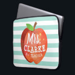 先生のApple |の名前をカスタムする ラップトップスリーブ<br><div class="desc">おもしろいおよび陽気なseafoamの緑のストライプのなラップトップは様式化されたりんごのイラストレーションを特色にすることを包装します。 このりんごのの中であなたのよくはしゃぐなスタイルのフォントのお気に入りのな先生の名前はあります。</div>