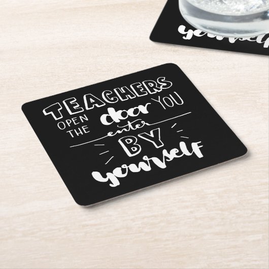 先生はあなたが独りで入るドアに開けます スクエアペーパーコースター (アングル)