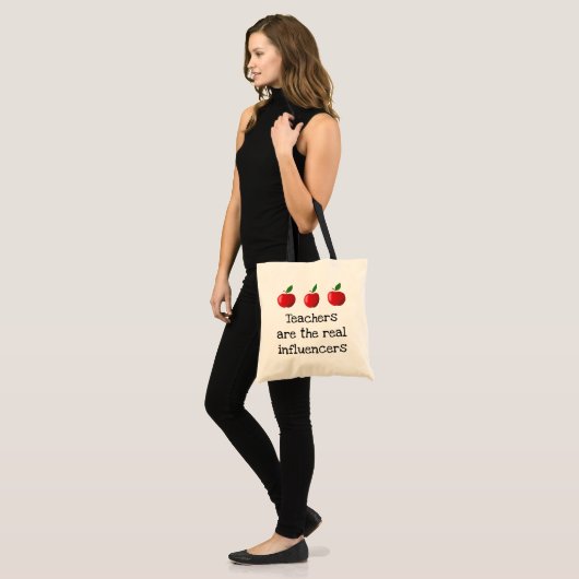 「先生はインフ実在ォンシング家」のリンゴ トートバッグ (正面(モデル))