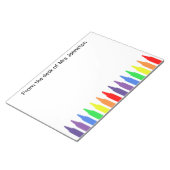 先生はワックス製のクレヨンで、机から。 ノートパッド (アングル)