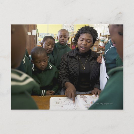 先生は学習者のグループを支援する ポストカード (正面)