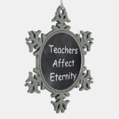 先生は永遠に影響を与えるChalkboardデザインギフト スノーフレークピューターオーナメント (左)