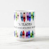 先生は生涯クレヨンのために魂の子供を養う コーヒーマグカップ (中央)