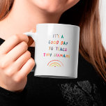 先生グッドデイタイニーヒューマンモダンおもしろいタイポグラフィ コーヒーマグカップ<br><div class="desc">おもしろい先生読マグは、水色の虹のデザインで小さな人間に教えは良い日だ。明るく小モダン学先生感謝ギフト！</div>