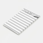 先生デスクのペン名がグレーで並ぶ ポストイット (アングル)