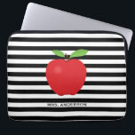 先生レッドアップル横ストライプ線 ラップトップスリーブ<br><div class="desc">この先生ラップトップスリーブは、先生の名前のための赤いリンゴと文字のグラフィックでアクセント付いたトレンディーの白黒の水平のパターンを特徴とすカスタムる。</div>