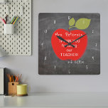 先生名 | Red Apple Blackboard 感謝していyou スクエア壁時計<br><div class="desc">大きな赤いリンゴとあなたのカスタム文字の中の学校の黒板の背景。あなたの名前と等級でこの壁の時計をパーソナライズ先生!感謝の日や卒業日や感謝してい新学期に行く際の先生に対する思いやりと可愛い贈り物かもしれない。</div>