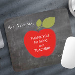 先生名 | Red Apple Blackboard 感謝していyou マウスパッド<br><div class="desc">大きな赤いリンゴとあなたのカスタム文字の中に学校の黒板の背景。このマウスを先生の名前とグレードでパーソナライズ！感謝の日や卒業日や感謝してい新学期に行く際の先生に対する思いやりと可愛い贈り物かもしれない。</div>