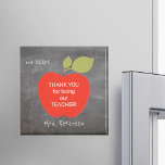 先生名 | Red Apple Blackboard 感謝していyou マグネット<br><div class="desc">大きな赤いリンゴとあなたのカスタム文字の中の学校の黒板の背景。この冷蔵庫用マグネットを先生の名前と成績でパーソナライズ！感謝の日や卒業日や感謝してい新学期に行く際の先生に対する思いやりと可愛い贈り物かもしれない。</div>