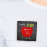 先生名 | Red Apple Blackboard 感謝していyou 缶バッジ<br><div class="desc">大きな赤いリンゴとあなたのカスタム文字の中の学校の黒板の背景。あなたの先生の名前とグレードでパーソナライズ！感謝の日や新学期に行くとき感謝していに、あなたの先生のための思慮深く可愛いギフトかもしれない。</div>