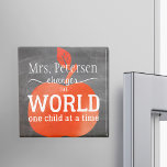 先生名Chalkboardレッドアップルと引用文 マグネット<br><div class="desc">引用文の名前と白のタイポグラフィインスパイアスクリプト"先生は、黒い黒板の背景に大きな赤い水の色のリンゴの上で一度に1つの子供の世界を変更する。自分の先生の最高の名前で自分の好きな名前に合わせ感謝していて、自分の好きな贈り物に仕上げよう！</div>