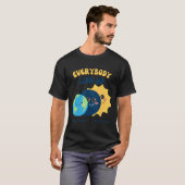 先生太陽の日食2024年4月8日かわいい地球の太陽 Tシャツ (正面フル)