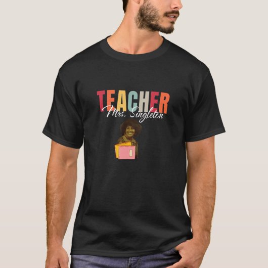 先生Mrs. Singleton - Loving Mom and Mentor Tシャツ (正面)