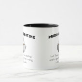 先送り – 何かを開始するためにコーヒーが必要 マグカップ (中央)