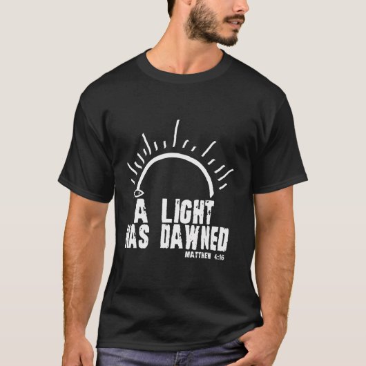 光がマタイ4 16キリスト教の信仰を明らかにした Tシャツ (正面)