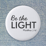 光である | Matthew 5:14 Bible Verse Christian 缶バッジ<br><div class="desc">キリスト教シンプル聖なる書物、 経典引用文デザインとバイブルの聖句"Be the Light - Matthew 5:14"のスタイリッシュミニマルタイポグラフィでオフの黒モダンで。このトレンディーモダン、信仰のデザインは完璧な贈り物とファッション声明である。 | #christian #religion #scripture #faith #bible #jesus #bethelight</div>