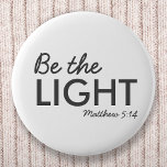 光である | Matthew 5:14 Bible Verse Christian 缶バッジ<br><div class="desc">キリスト教シンプル聖なる書物、 経典引用文デザインとバイブルの聖句"Be the Light - Matthew 5:14"のスタイリッシュミニマルタイポグラフィでオフの黒モダンで。このトレンディーモダン、信仰のデザインは完璧な贈り物とファッション声明である。 | #christian #religion #scripture #faith #bible #jesus #bethelight</div>