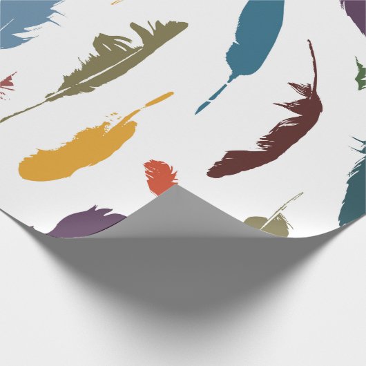 光の上に色の羽を持つシームレスなパターン。 ラッピングペーパー (角)