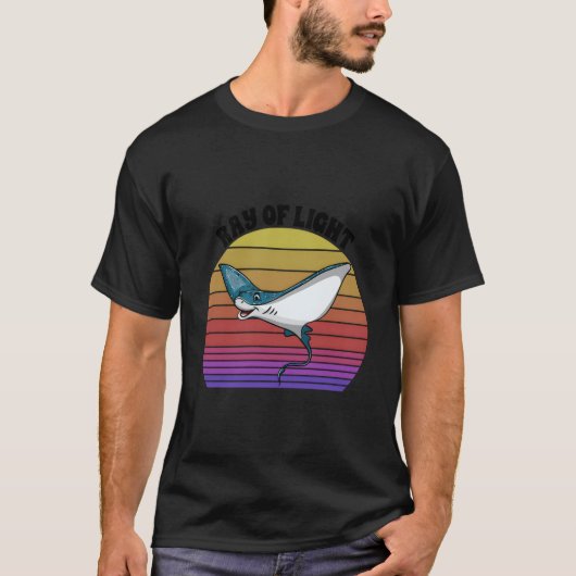 光の光線 エイ 海 海洋 自然 水中 Tシャツ (正面)