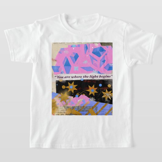 光の始まりの地 – ピンクゴールドアートTシャツ Tシャツ (レイダウン)