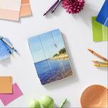 光の導き手 – ヴォルmsiの魂 iPad miniカバー<br><div class="desc">海の端に背の高いザクビー灯台は、何世代にもわたり穏やかで嵐を見守ってきた。それは船員のためのビーコンではなく、静かな強さ、孤独、そして回復力の象徴である。ここでは、バルトはシームレスな地平線で空に出会い、時間は波に遅れる。これはVormsiの最も純粋な：開き、明るく、揺るぎのない – 光でさえ残り方を知っている場所。</div>