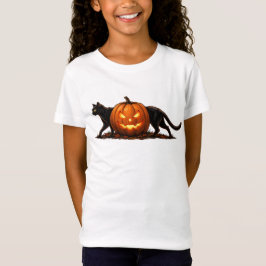光るカボチャの後ろに佇む細長い黒猫 Tシャツ