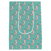 光ティール（緑がかった色）で黄色い蝶のために達する猫 ミディアムペーパーバッグ (裏面)