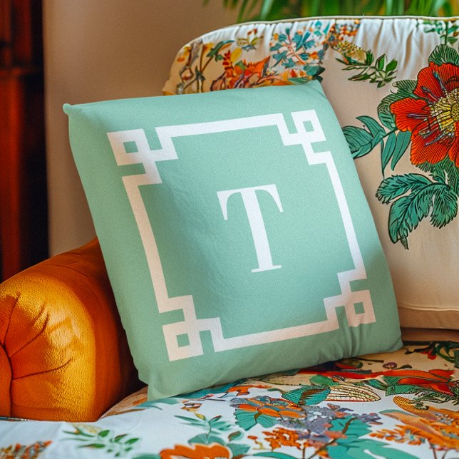 光ティール（緑がかった色）と白ギリシャ鍵モノグラム アウトドアクッション (Light Teal and White Greek Key Border Monogram Outdoor Pillow)