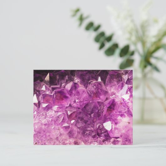 光沢があり、きらめく紫色の宝石用原石のイメージ ポストカード (スタンド正面)