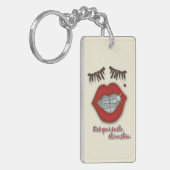 光沢がある支柱、赤い唇、モルおよび厚いまつげ キーホルダー (正面左)