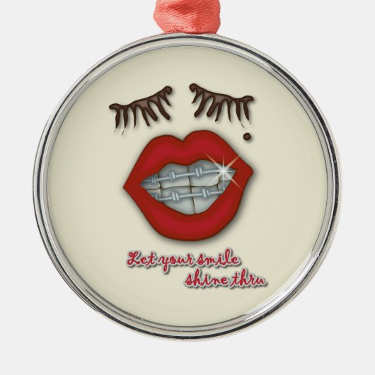 光沢がある支柱、赤い唇、モルおよび厚いまつげ メタルオーナメント (正面)